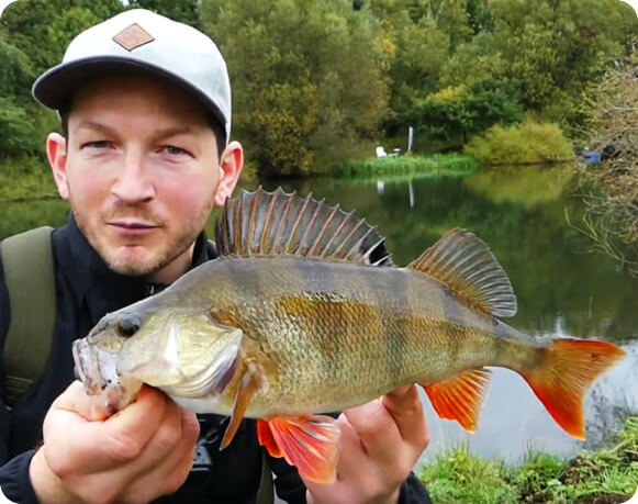 Domenic von Fishing Team Heileit mit Barsch